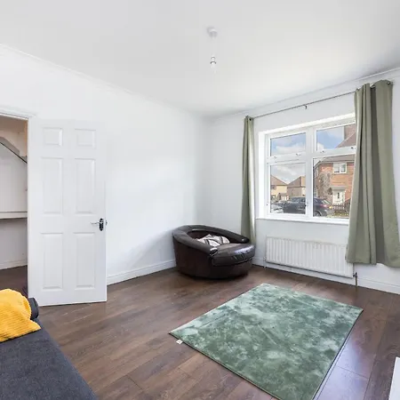 Heads On Bed - 3bedrooms House Walk To Station With Parking Dagenham