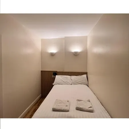 Exhibition Court 4 Hotel 2*