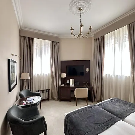St Paul's 4*