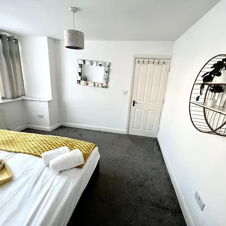 Modern 2 Bed Close To Mall With Parking & Garden Holiday home