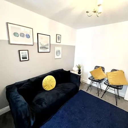Casa vacanze Modern 2 Bed Close To Mall With Parking & Garden *
