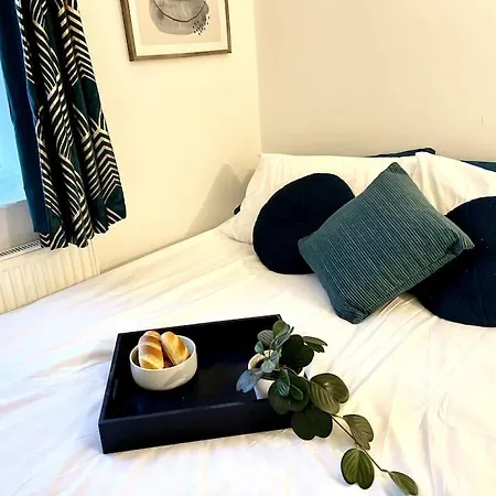 Casa vacanze Modern 2 Bed Close To Mall With Parking & Garden Londra
