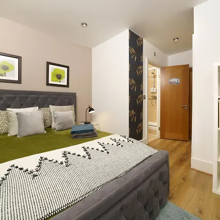 Apartment St George Wharf London