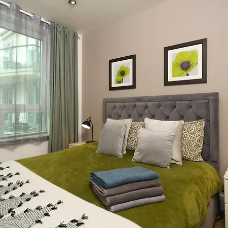 St George Wharf Apartment