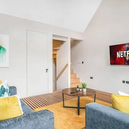 Tottenham Retreat: 4-bed Family Haven With Games & Parking London