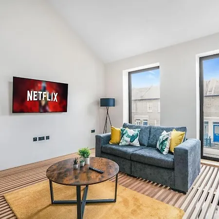 Tottenham Retreat: 4-bed Family Haven With Games & Parking Apartment *