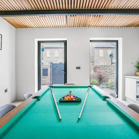 Tottenham Retreat: 4-bed Family Haven With Games & Parking Apartment London