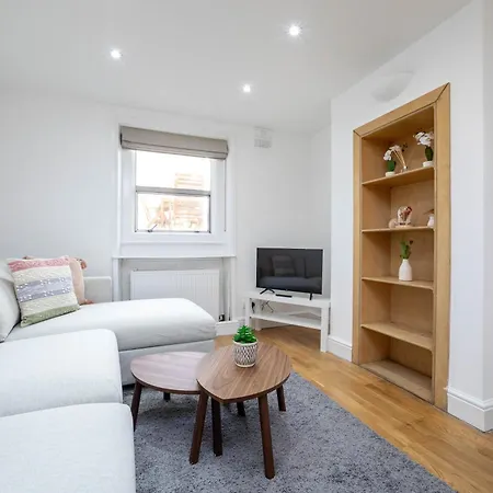3 Bedroom House In Notting Hill Apartment