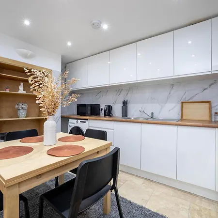 3 Bedroom House In Notting Hill Apartment