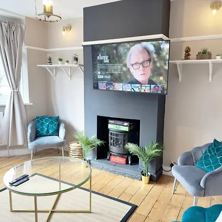 Cosy 3 Bedroom House With Free Parking Near Kingston Thames
