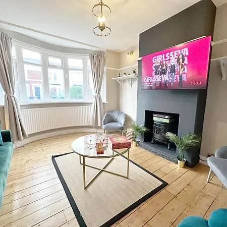 Cosy 3 Bedroom House With Free Parking Near Kingston Thames *