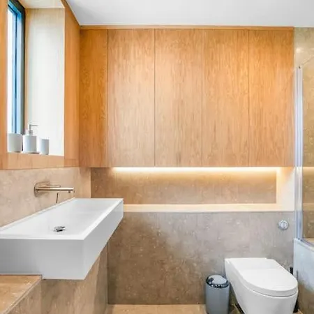 Tottenham Retreat: 4-bed Family Haven With Games & Parking