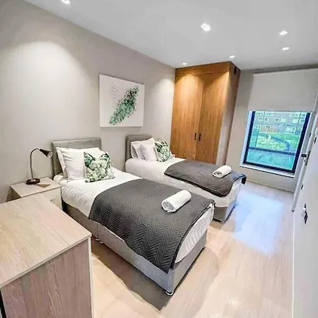 Tottenham Retreat: 4-bed Family Haven With Games & Parking Apartment