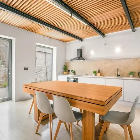 Tottenham Retreat: 4-bed Family Haven With Games & Parking