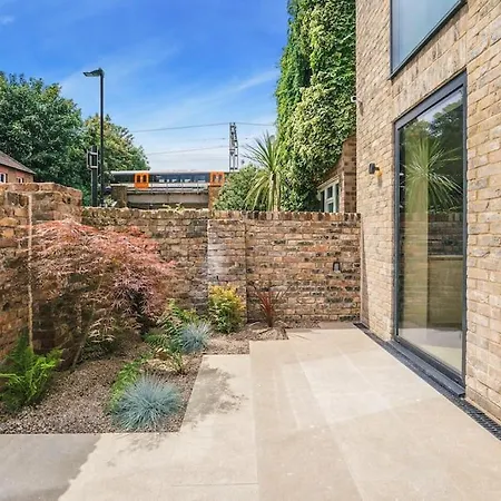 Apartment Tottenham Retreat: 4-bed Family Haven With Games & Parking *