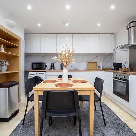 3 Bedroom House In Notting Hill London
