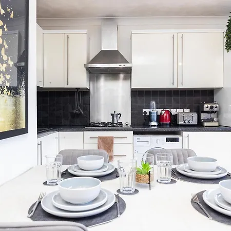 Trendy 4 Bed Near Vibrant Shoreditch W Balcony And Walking Distance To Tube London