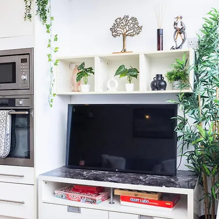Trendy 4 Bed Near Vibrant Shoreditch W Balcony And Walking Distance To Tube Apartment