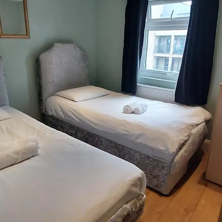 Large 6 Bedroom House - Fortescue Apartment *
