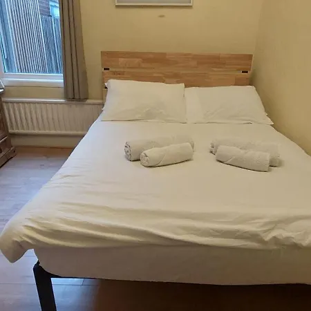 Large 6 Bedroom House - Fortescue London