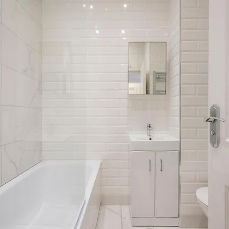 Charming 1 Bedroom Flat With Private Patio - West London, Kensington, Earl's Court, Chelsea London