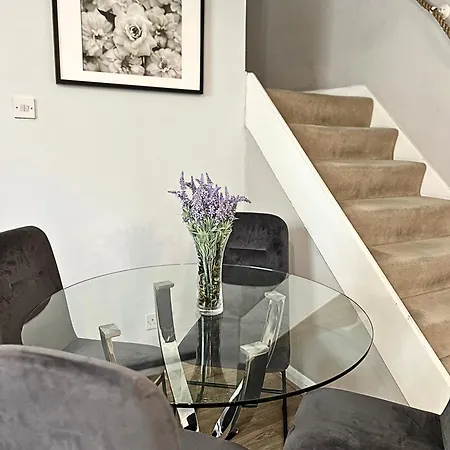 Kensington 2 Bedroom House-big Living Area And Kitchen-harrods-national History Museum-hyde Park-near 2 Underground Lines Holiday home