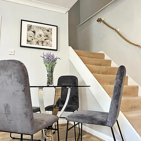 Kensington 2 Bedroom House-big Living Area And Kitchen-harrods-national History Museum-hyde Park-near 2 Underground Lines London