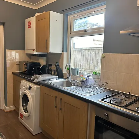 Amazing Ground Floor One Bedroom Forest Road Apartment *