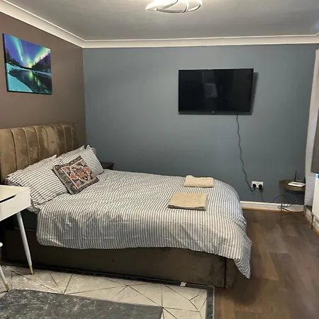 Apartment Amazing Ground Floor One Bedroom Forest Road *