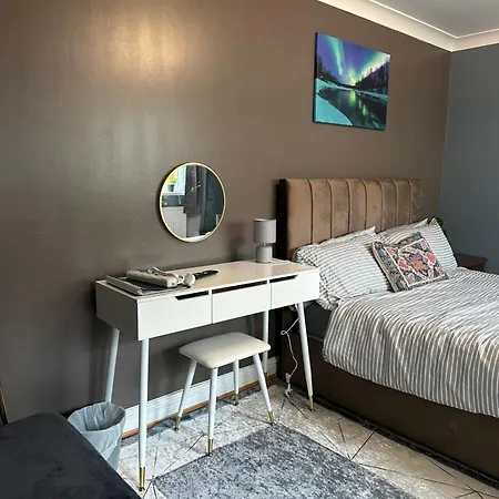 Amazing Ground Floor One Bedroom Forest Road