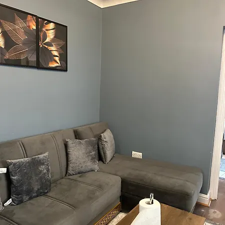 Amazing Ground Floor One Bedroom Forest Road Apartment