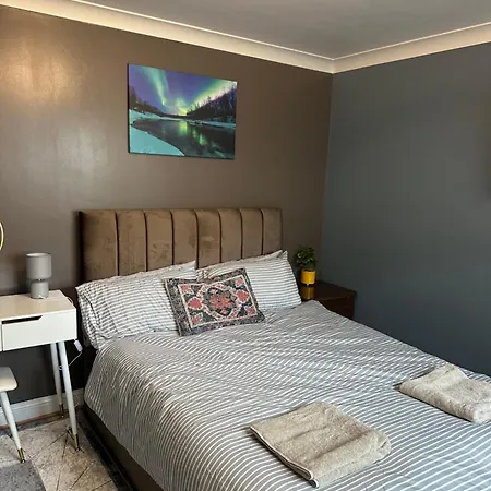 Amazing Ground Floor One Bedroom Forest Road Apartment