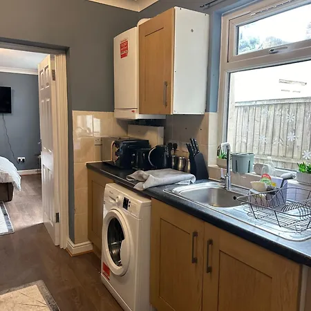 Amazing Ground Floor One Bedroom Forest Road *