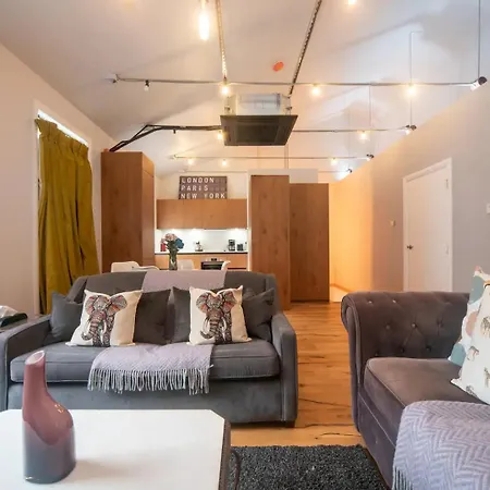 Pass The Keys A Vibrant Characterful Mews House With Air Con Apartment
