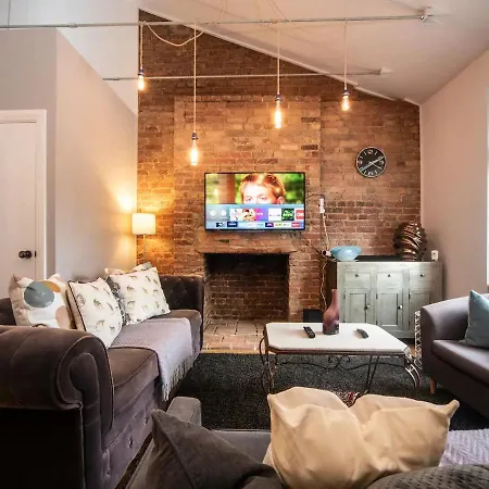 Apartment Pass The Keys A Vibrant Characterful Mews House With Air Con