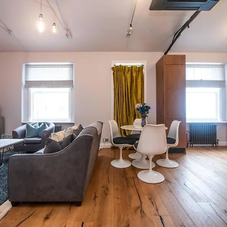Pass The Keys A Vibrant Characterful Mews House With Air Con Apartment London