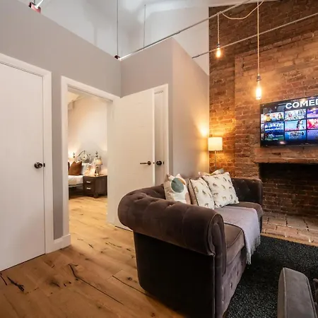 Pass The Keys A Vibrant Characterful Mews House With Air Con Apartment