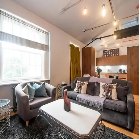Apartment Pass The Keys A Vibrant Characterful Mews House With Air Con