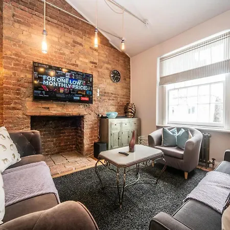 Pass The Keys A Vibrant Characterful Mews House With Air Con Apartment