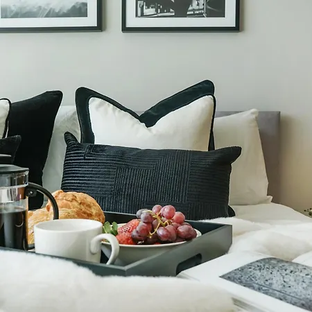 Apartment Stunning 2 Bed, 2 Bath High Rise Minutes From Canary Wharf *
