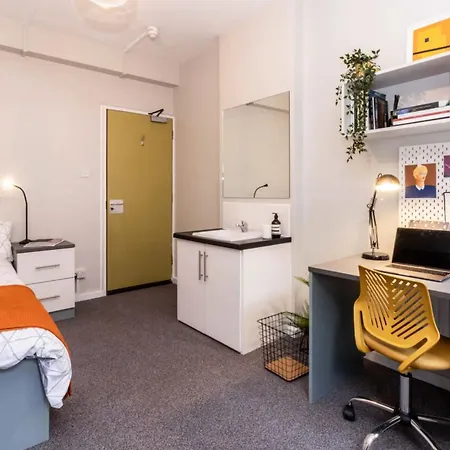 Spacious With Shared Facilities *