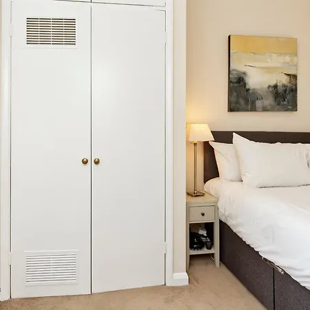 Elegant Earl's Court Flat By Underthedoormat Apartment