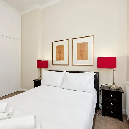 Elegant Earl's Court Flat By Underthedoormat *