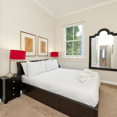 Elegant Earl's Court Flat By Underthedoormat Apartment *