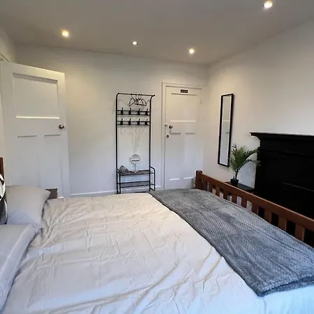 3 Bed Luxury House, 10 Min Walk To Underground * London
