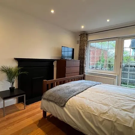 3 Bed Luxury House, 10 Min Walk To Underground Holiday home London
