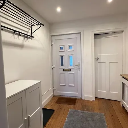 3 Bed Luxury House, 10 Min Walk To Underground