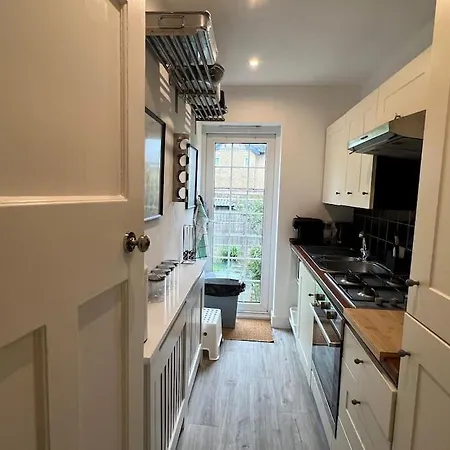 3 Bed Luxury House, 10 Min Walk To Underground *