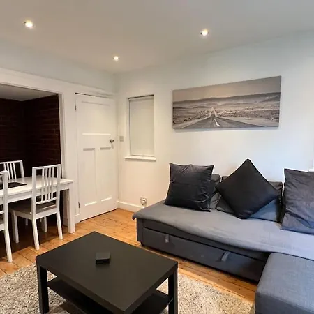 3 Bed Luxury House, 10 Min Walk To Underground Holiday home London