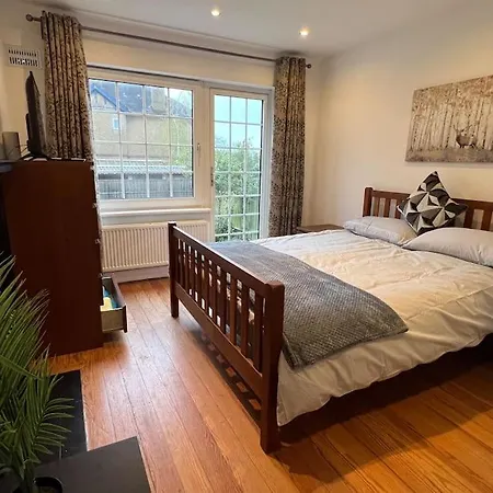 3 Bed Luxury House, 10 Min Walk To Underground Holiday home